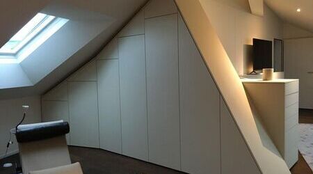 Schrank in einer Dachschräge