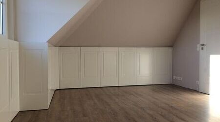 Schrankeinbau in einer Dachschräge